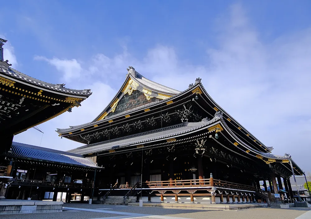 東本願寺 / 徒歩8分