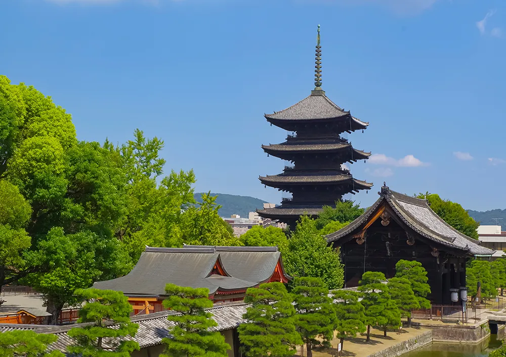 東寺 / 電車で約25分