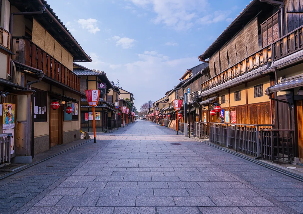 花見小路 / 市バスで約25分