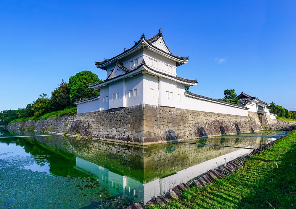二条城 / 市バスで約20分