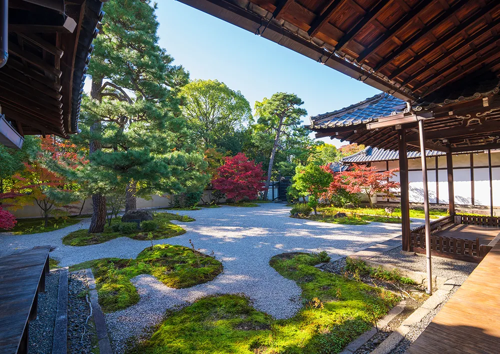 廬山寺 / 地下鉄で約30分